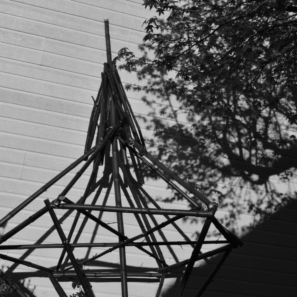 JARDIN EN MOUVEMENT. Exposition collective dans 5 jardins de Quimper(29). Commissariat Association Cactus. Mai&nbsp;2024.